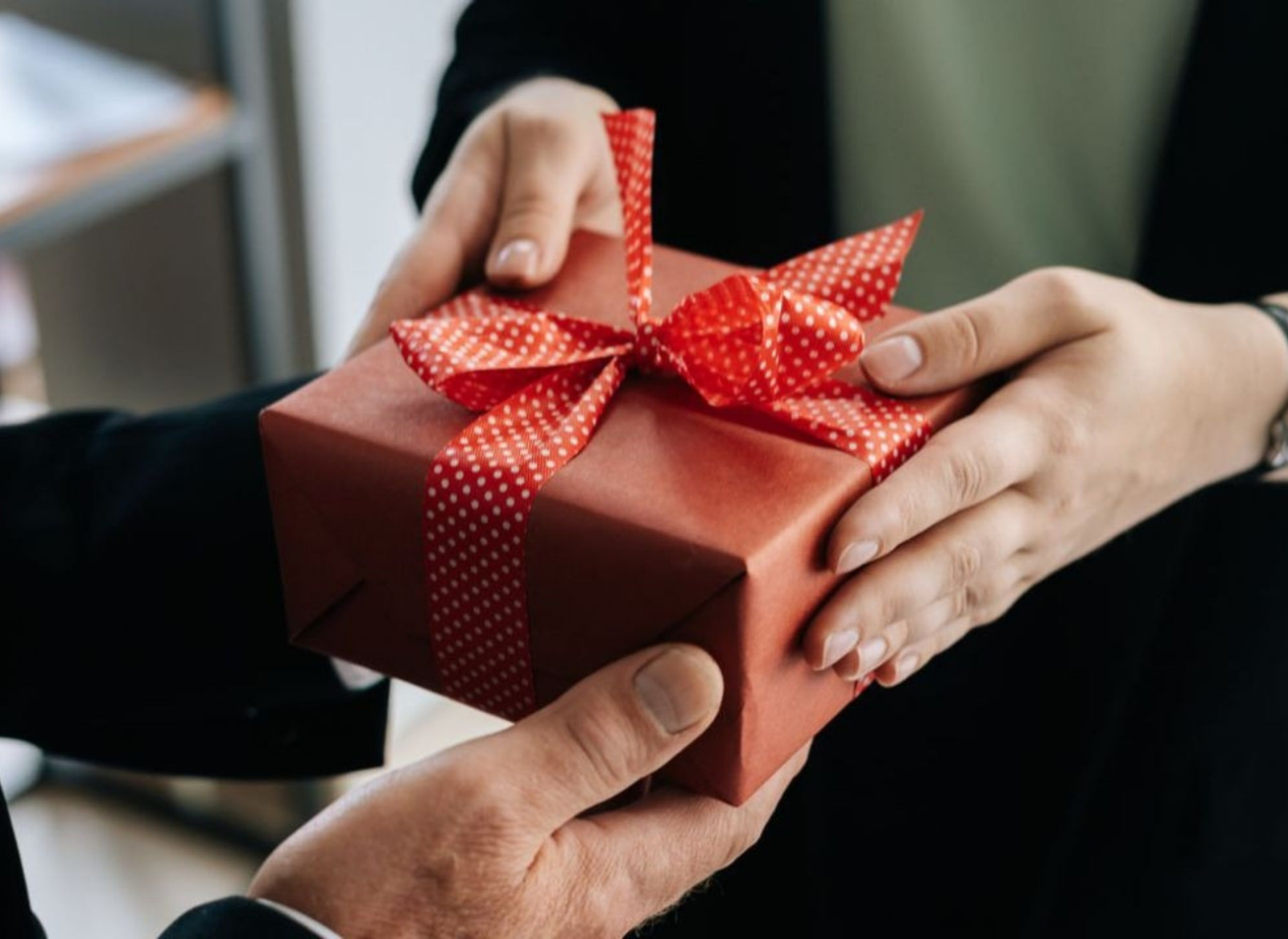 Farewell Gift for Colleague: Thoughtful Ideas to Say Goodbye in Style